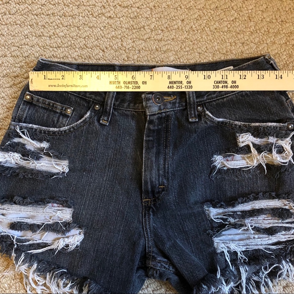 Levi Cut Offs ✨ - Picture 3 of 8